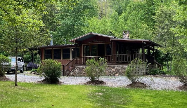 Cona LaPrade Cabin - located next to LaPrade's Marina on beautiful Lake Burton.
