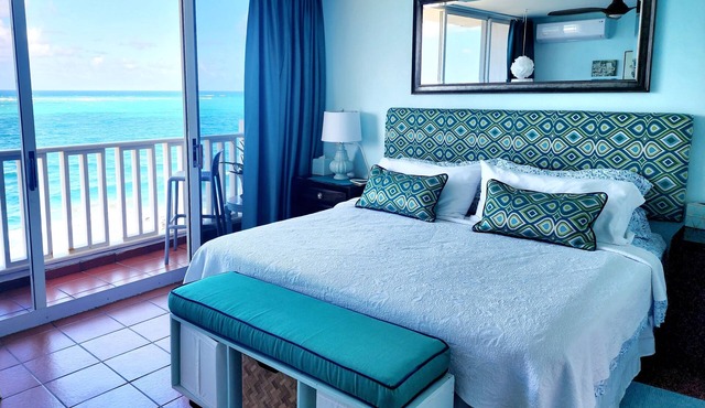 Condado Beachfront Studio, Incredible view, next to Mariott, secure, king bed