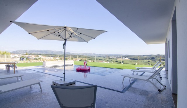 Condition as new: VILLA DISIGNATIVE SILVERCOAST PORTUGAL - INFINITE HEATED SWIMMING POOL