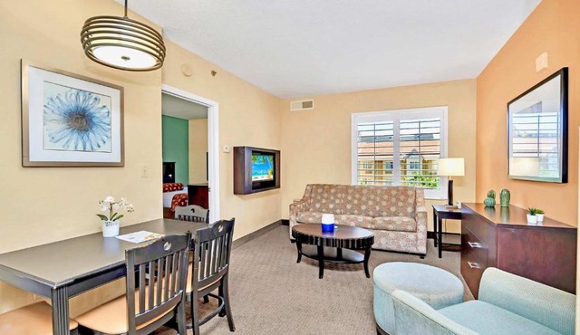 Condo near Universal Studios with Pool & Hot Tub