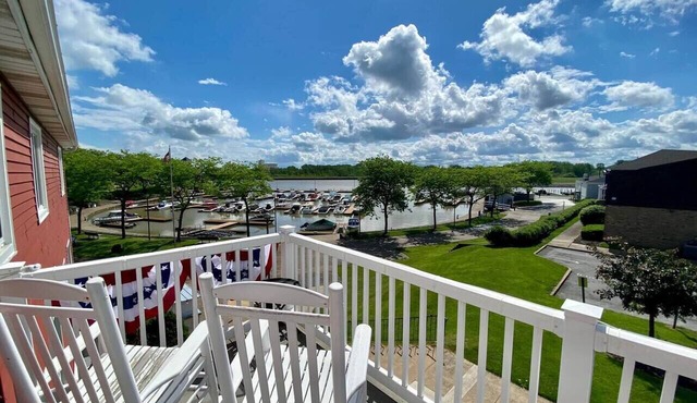 Condo Overlooking Marina-walk to everything!