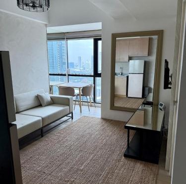 Condo Roughly 30 mins from NAIA with view of Greenhills