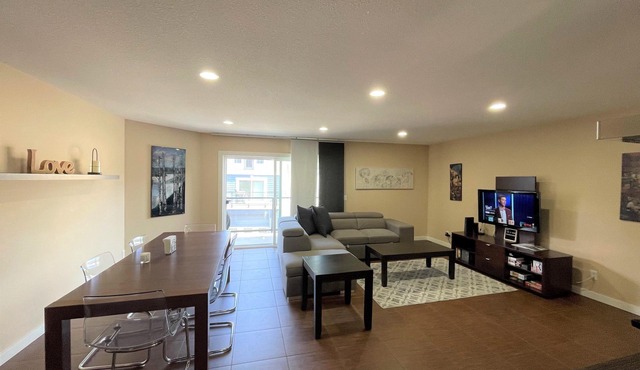 Condo w/oversize garage, walking distance to grocery, restaurants, bars, beach