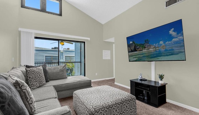 Condo with Pool Access Near Golf Course, Airport