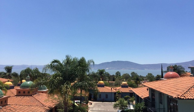 Condo with stunning view of Lake and Mountains