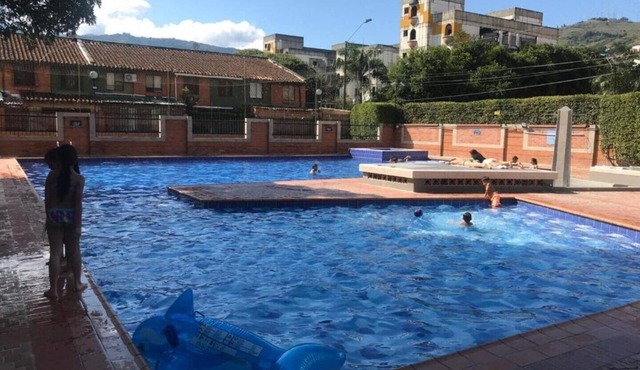 Confortable South Cali Condo Closed to Ciudad Deportiva Cosmocentro & Imbanaco