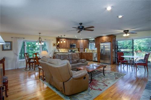 Connestee Lakefront Retreat · Lakefront Retreat in Connestee Fal