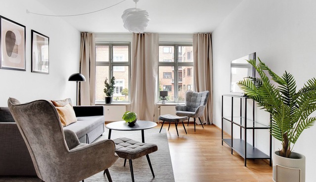 Constantin - Chic 2-bdr Apt With Balcony