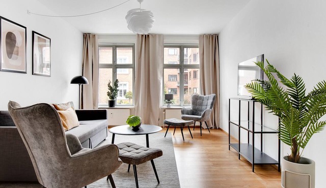 Constantin - Chic 2-Bdr Apt with Balcony