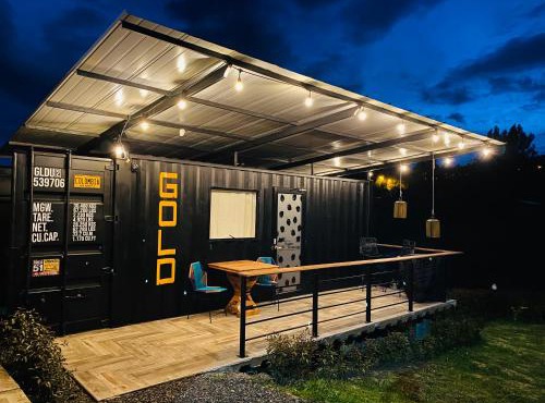 Container glamping de lujo rodeado de naturaleza a 10 min del centro