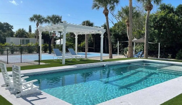 Containing Luxury in Jensen Beach-Sandollar