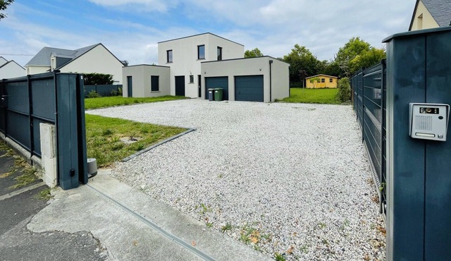 Contemporary house with garden in Saint-Cyr-sur-Loire