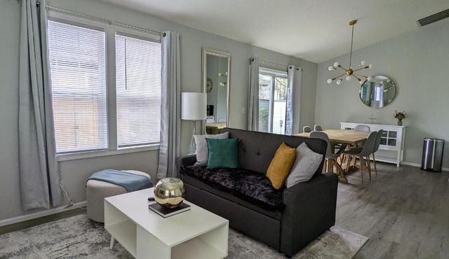 Contemporary 2-Bedroom Close to Downtown, Dining