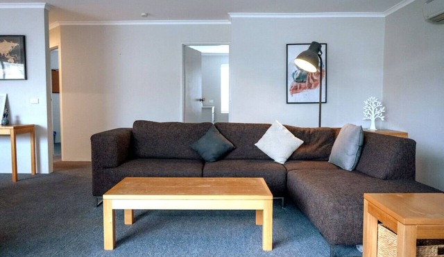 Contemporary 2BR apartment near Kingston