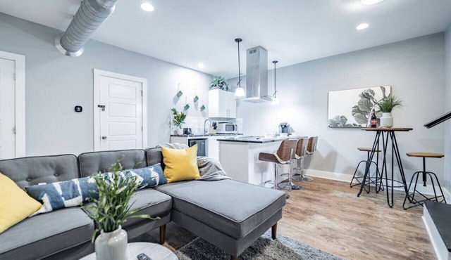 Contemporary 2BR2BA w/King *Den*Private Entry/Yard