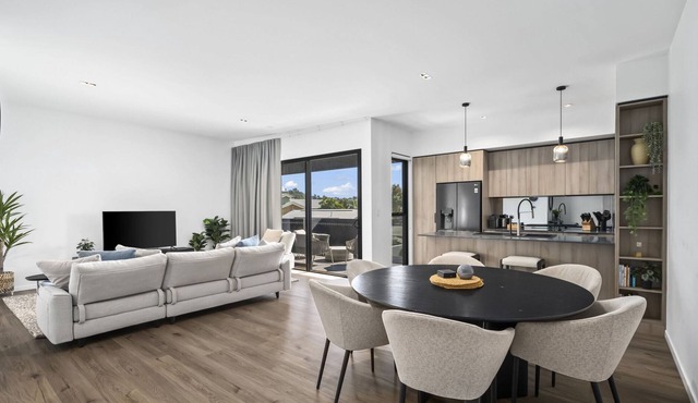 Contemporary 3-Bed Apartment with Private Balcony