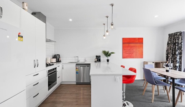 Contemporary 3 Bed Townhouse Near CBD & Hospital