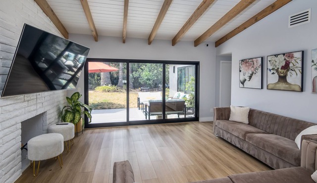 Contemporary amazing House W/Big yard@ heart of LA
