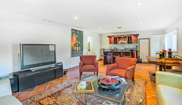 Contemporary Cincinnati Apt w/WiFi, Near Kenwood!
