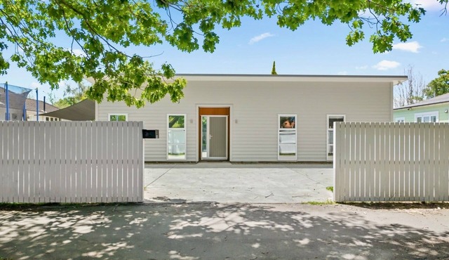 Contemporary Comfort - Masterton Holiday Home