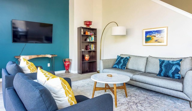 Contemporary Downtown Loft | Walk Everywhere!
