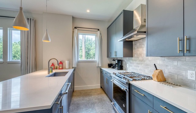 Contemporary Home Centrally Located Near Soco & DT