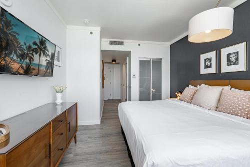 Contemporary King Studio in Coconut Grove includes Parking