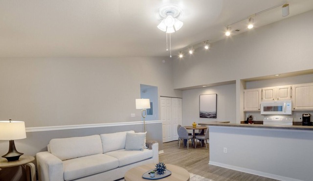 Contemporary large 3BR, in unit Washer/Dryer, FREE parking with all amenities!