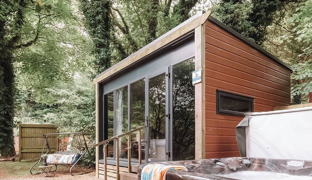 Contemporary mini pod with one double pull-out bed and en suite shower and W.