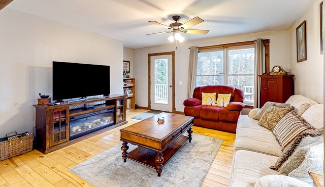 Contemporary ranch with birch wood flooring, grill, & jetted tub - near skiing