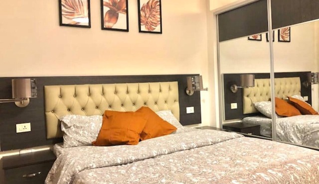 Contemporary studio 13 mins to downtown - few steps to great food, cafes, shops