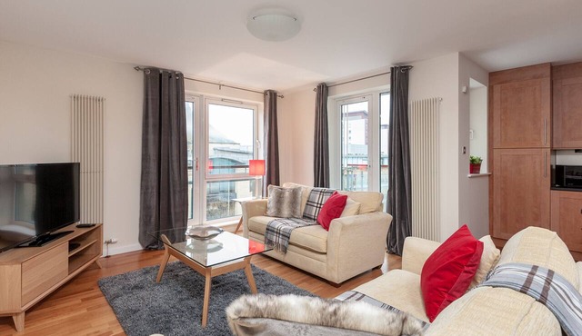 Contemporary three-bedroom apartment with free parking space. Sleeps 5.