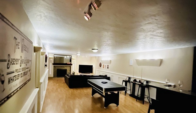 Contemporary Traditional w/Pool, Wet Bar and Pool Table