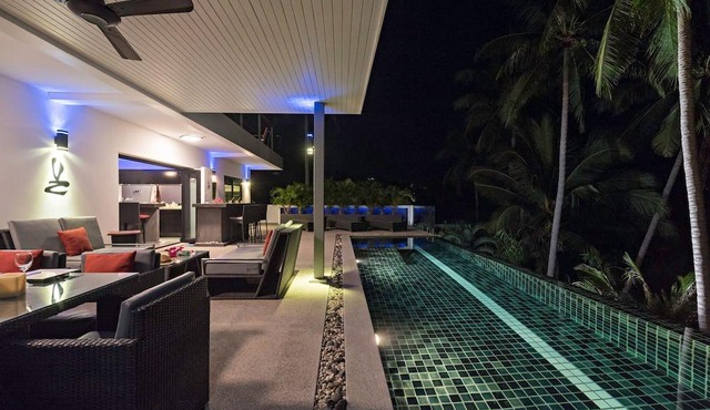 Contemporary villa 5 minutes from the beach with a view of the coconut grove and the sea