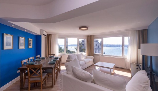 Contemporary Waterfront Apt with a Stunning View