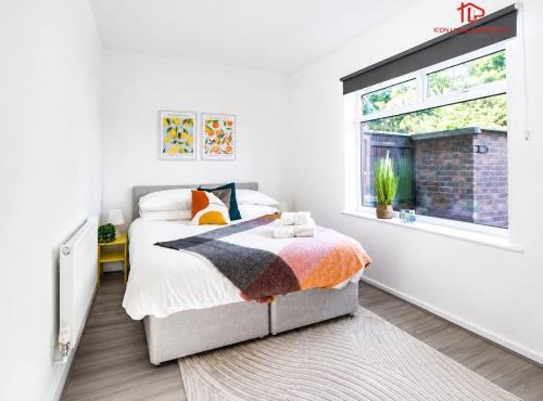 Contractor Base 4-Bedrooms Sleeps 7 Near Liverpool