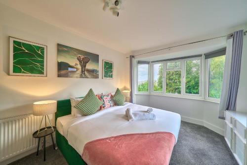 Contractor Base 4BR Fast WiFi Parking High Wycombe