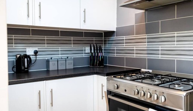 Contractor Friendly Retreat: 2-BR Terrace House near A2 | On Site Stay Gravesend