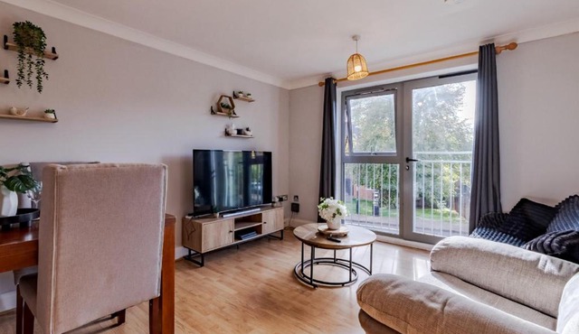 Contractor-Friendly, Private Gated Parking, Fast WiFi, Sofa Bed & Netflix, 5-Min Walk to City Centre, 15-Min Walk to Train Station, Ideal for Relocators & Families