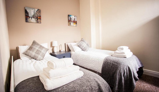 Contractor house, sleeps 5, close to restaurant's and bars, Long stays available, Oveyo Accommodation