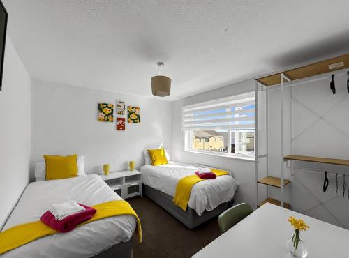 Contractor House - Sleeps 9 - Free Parking - 7 Beds