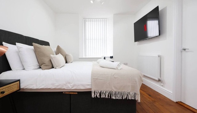 Contractor Studio Parking Smart TV & Kitchen