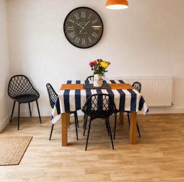 Contractors, Workers Swindon, 3 BR House Sleeps 6, Free Parking, Fast WiFi, Families