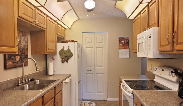 Conv Located! 2 Miles 2 Daytona Intl Spdway/ Tanger Outlets-Ground Floor-Community Pool -Secure WIF!