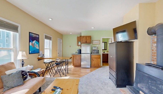 Convenient 3BR condo, close to Okemo, wifi, TV, village dining & walking