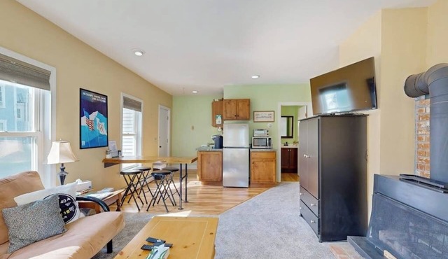 Convenient 3BR condo, close to Okemo, wifi, TV, village dining & walking