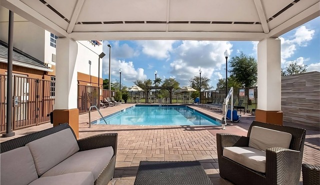 Convenient Airport Access! Free Parking, Full Kitchen, Outdoor Swimming Pool!
