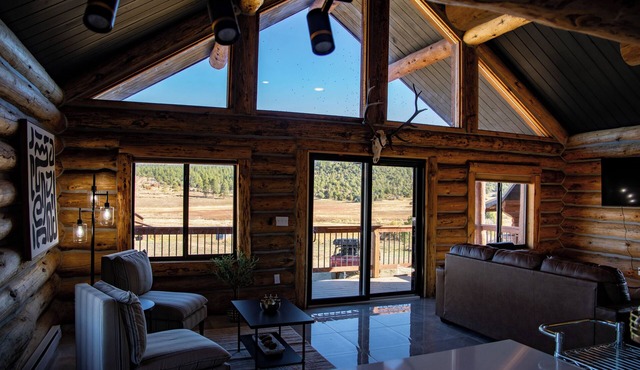 Convenient and Peaceful 1-bedroom cabin on a ranch in Mancos with WiFi.