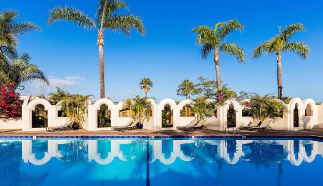 Convenient Countryside Stay! 3 Spacious Units, Free Parking, Outdoor Pool
