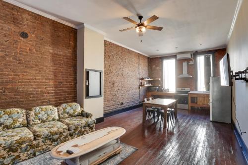Convenient Couples Retreat in Dtwn Marshall!
